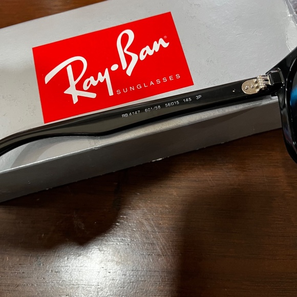 Ray-Ban polarized sunglasses (RB4147). Polished black frame/green lenses - Picture 5 of 5